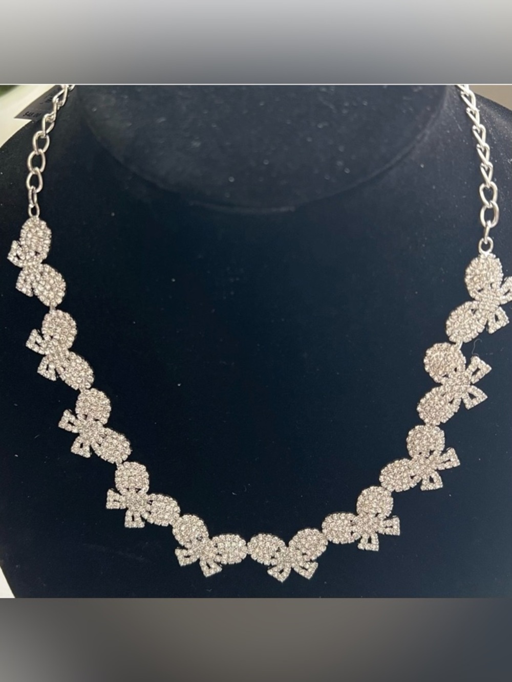NWT Elegant Silver - tone Bow adjustable
Necklace